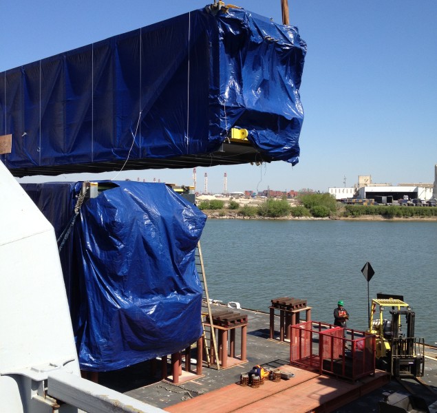Q_Air Freight Forwarding_Offloading Ship to Barge (2)